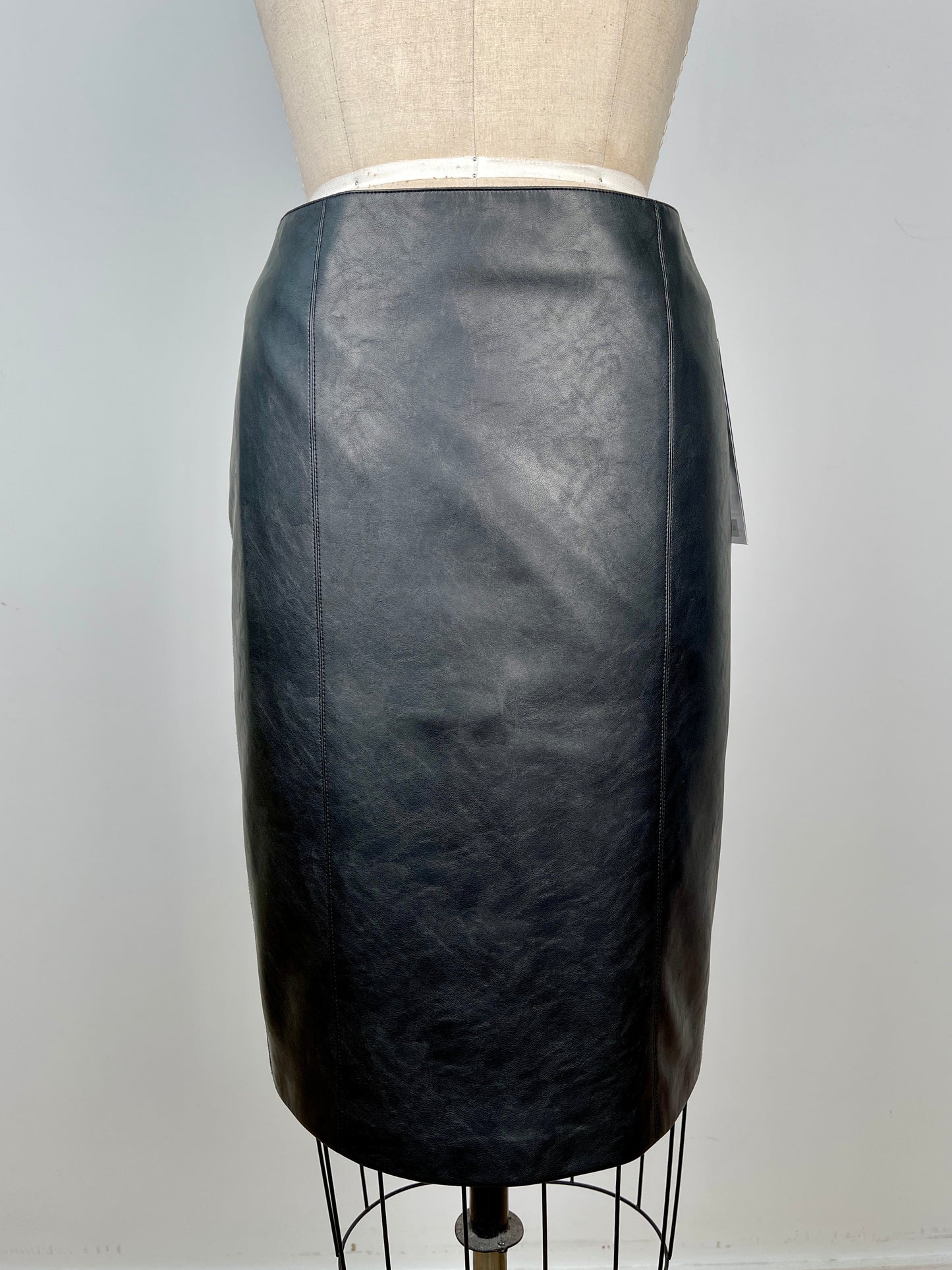 Jupe droite noire en faux cuir lavable (6)