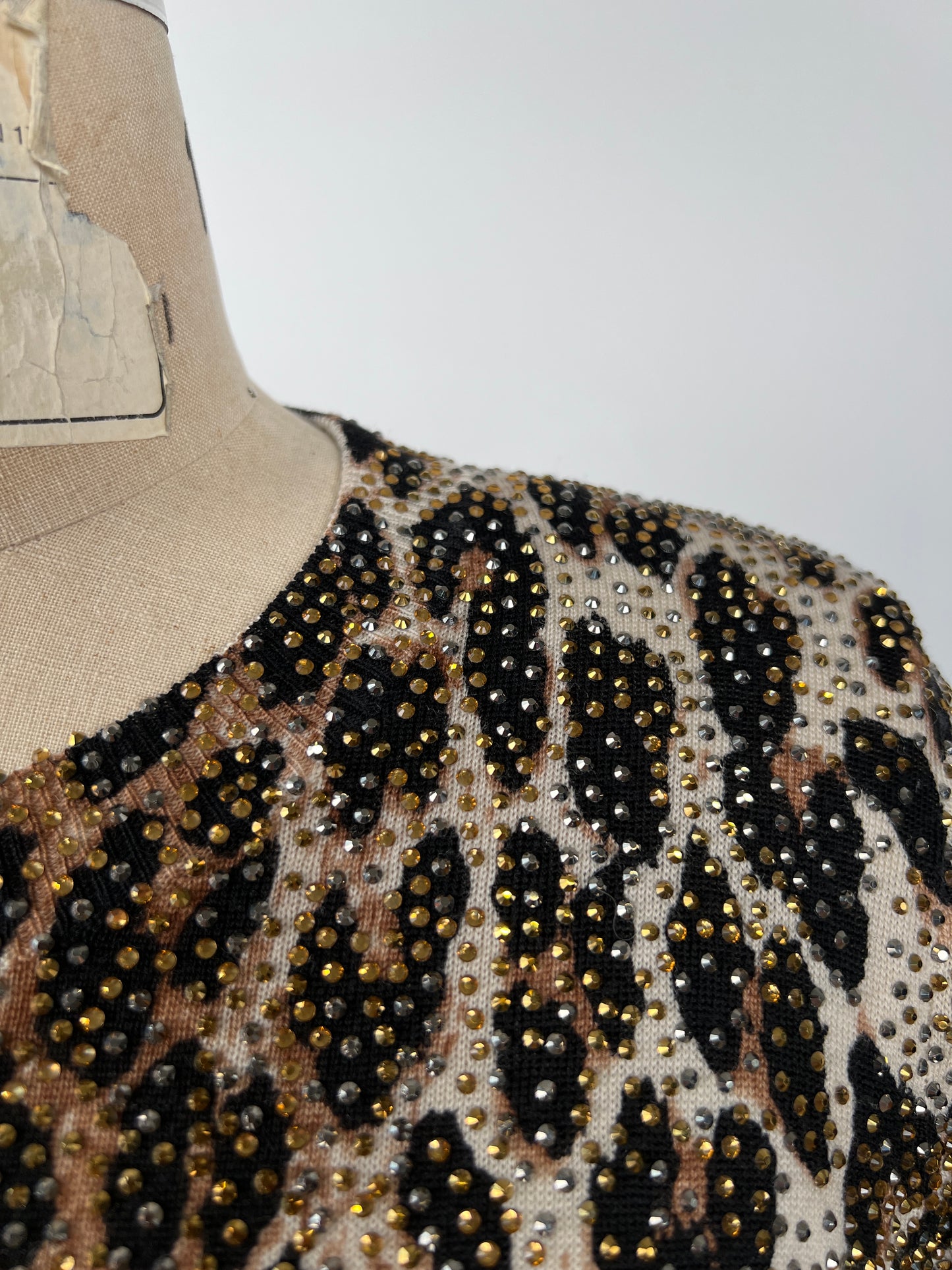 Chandail en tricot léopard à strass pétillant (6)