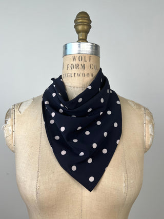 Foulard carré marine à pois blancs