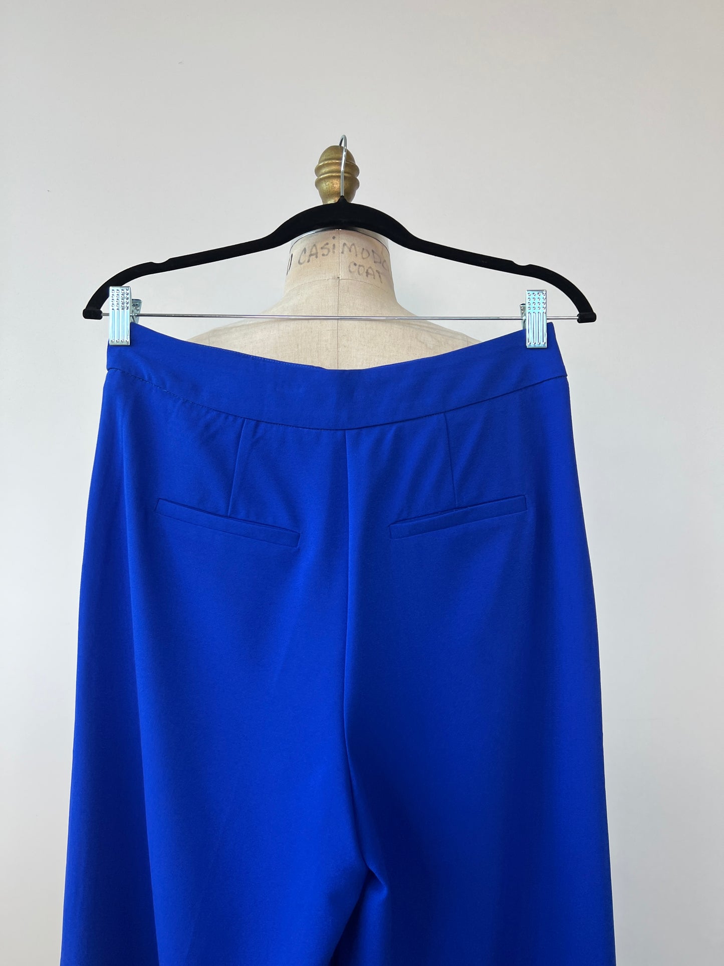 Pantalon tailleur bleu cobalt à coupe ample et droite (6)