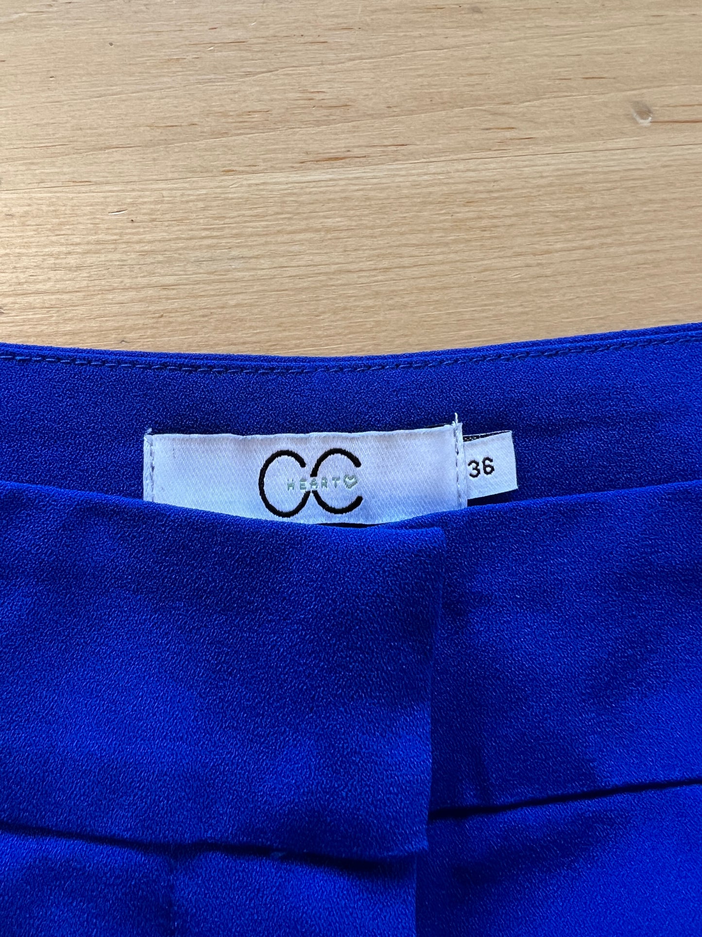 Pantalon tailleur bleu cobalt à coupe ample et droite (6)