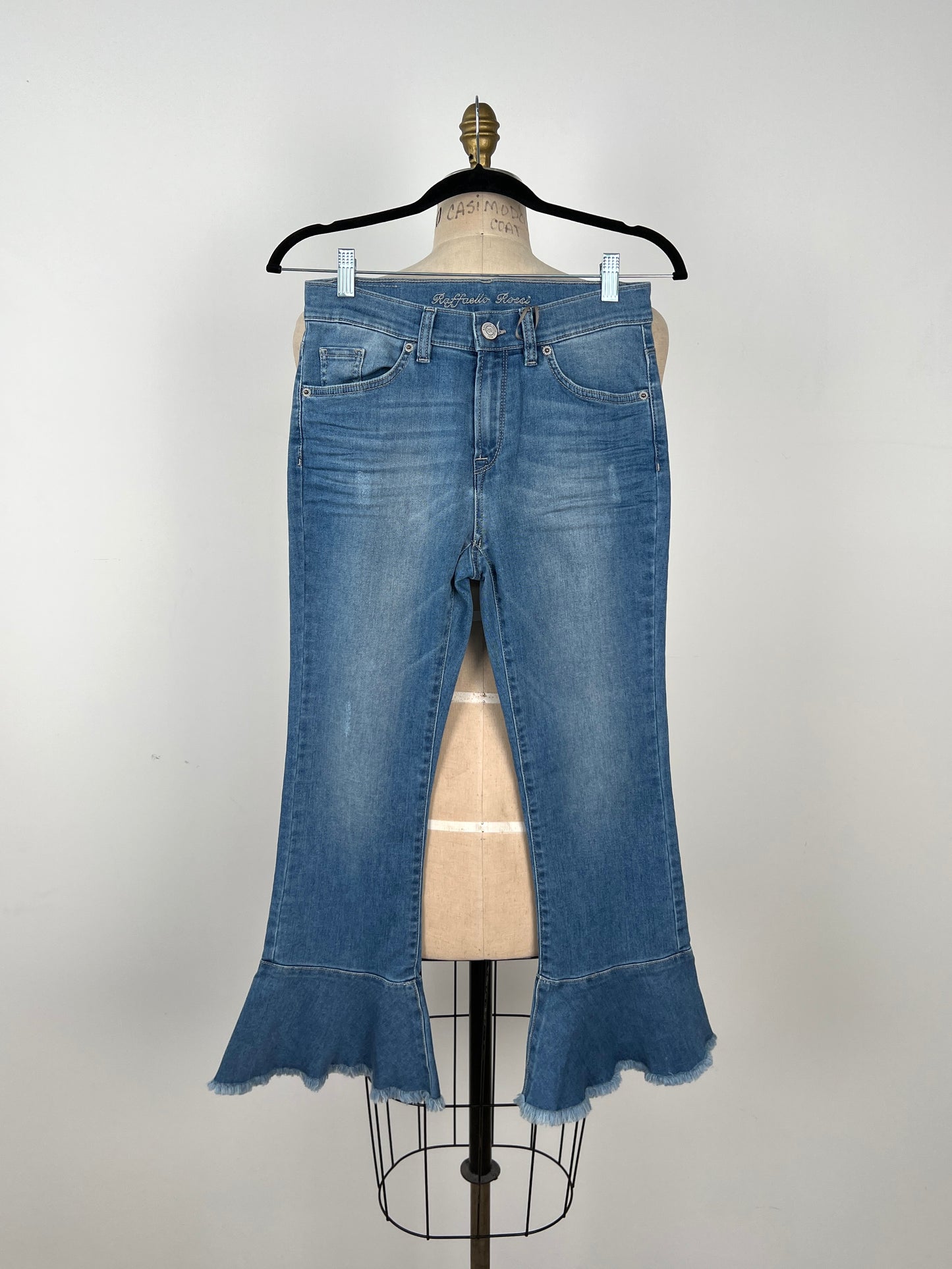 Pantalon en denim bleu à ourlets volants (4)