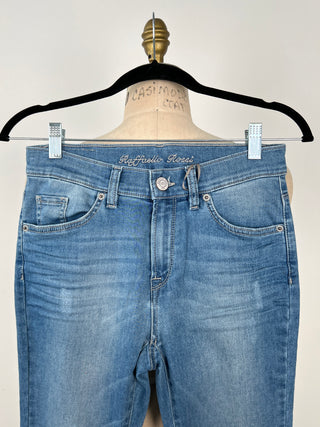 Blue denim pants with ruffled hems (4)