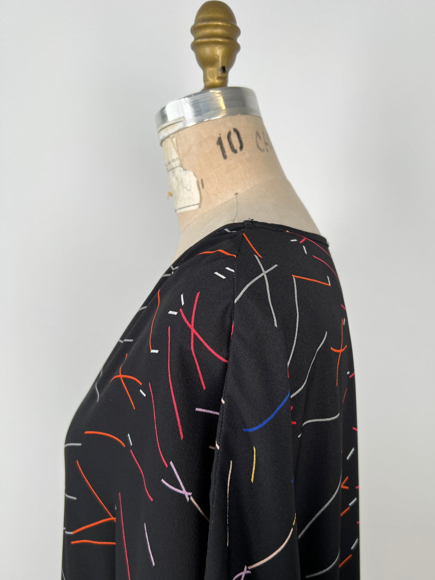 Robe oversized en crêpe noire à segments colorés (S)