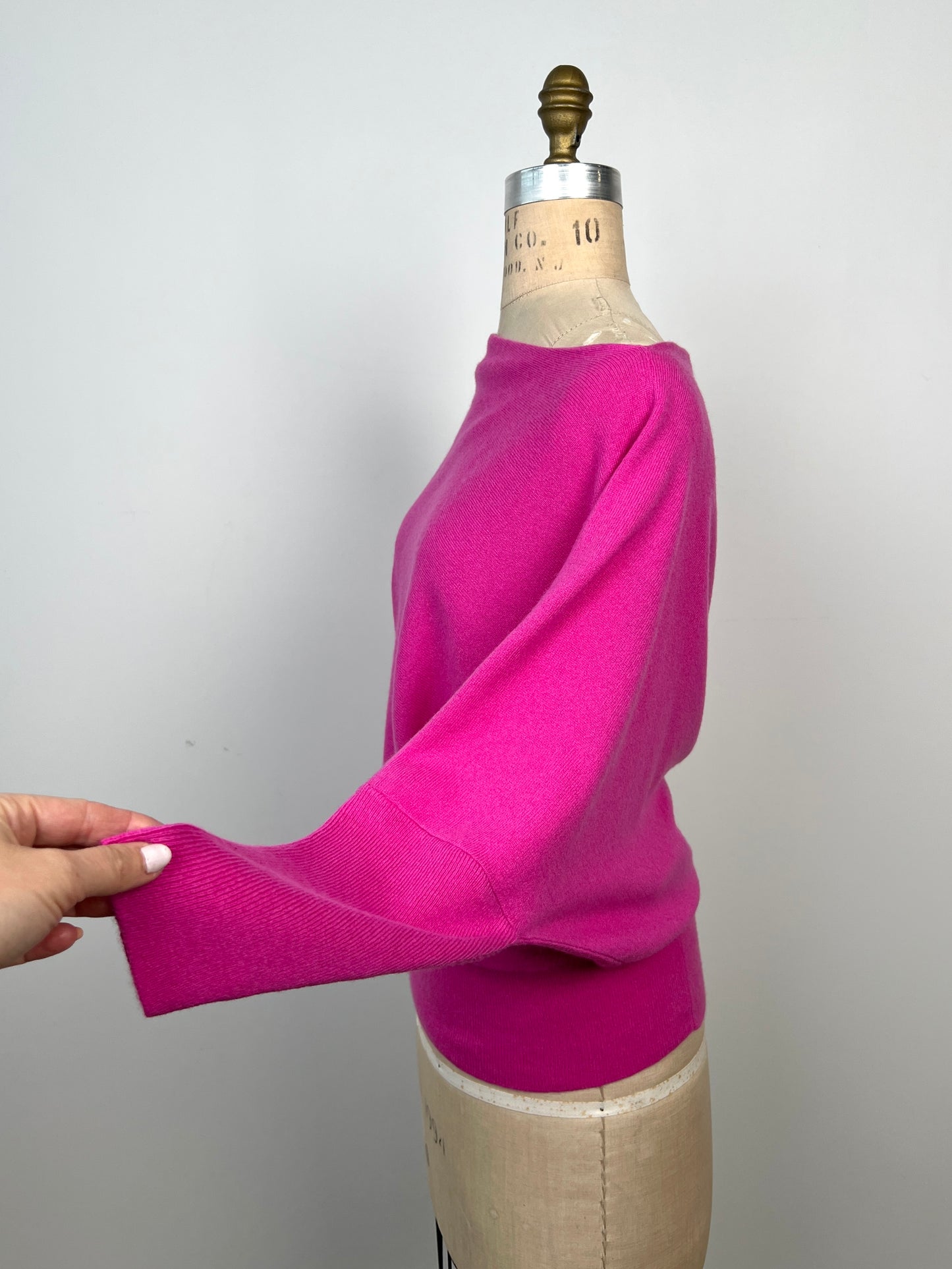 Chandail asymétrique en tricot luxueux rose néon  (2-4-10-12)