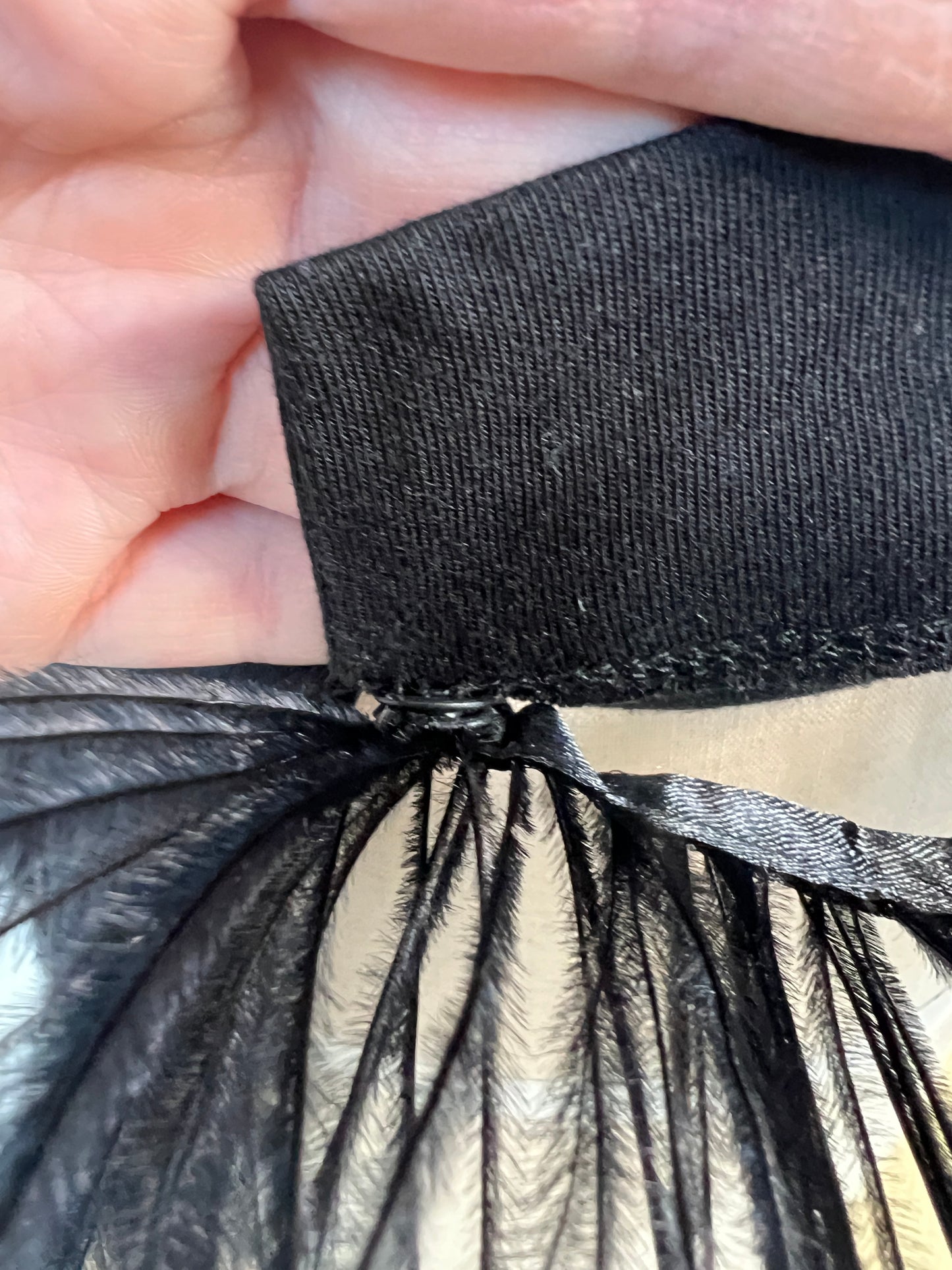 Chandail cygne noir à ourlet de plumes lavable (4)