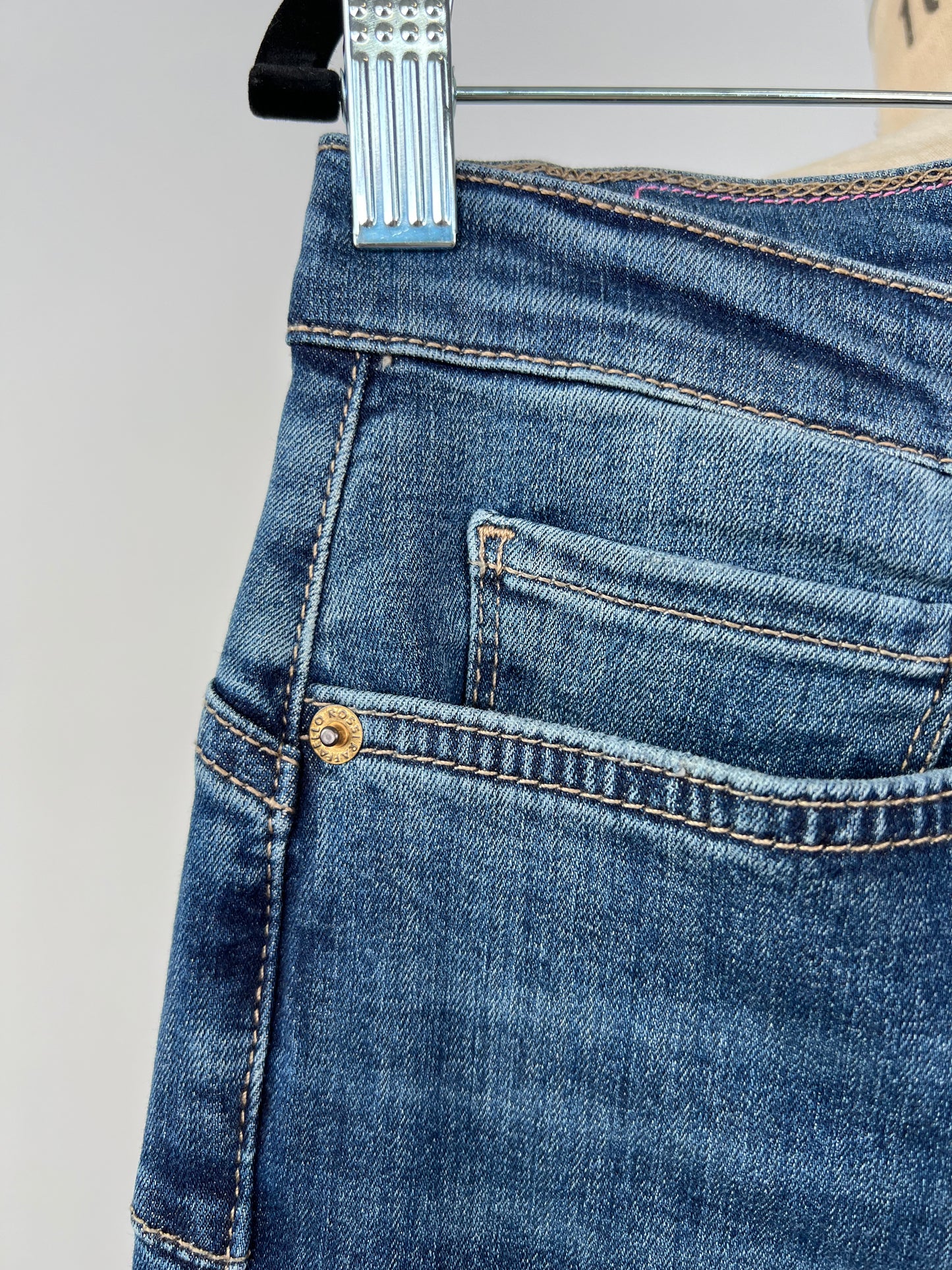 Pantalon galbant en denim stretch bleu (12)