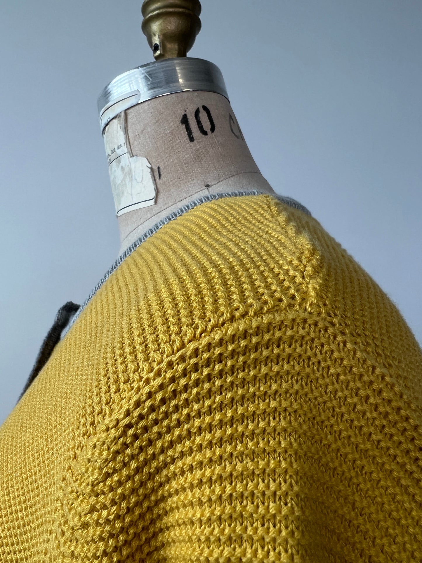 Cardigan en tricot jaune à broderies coeurs lavable (14+16)