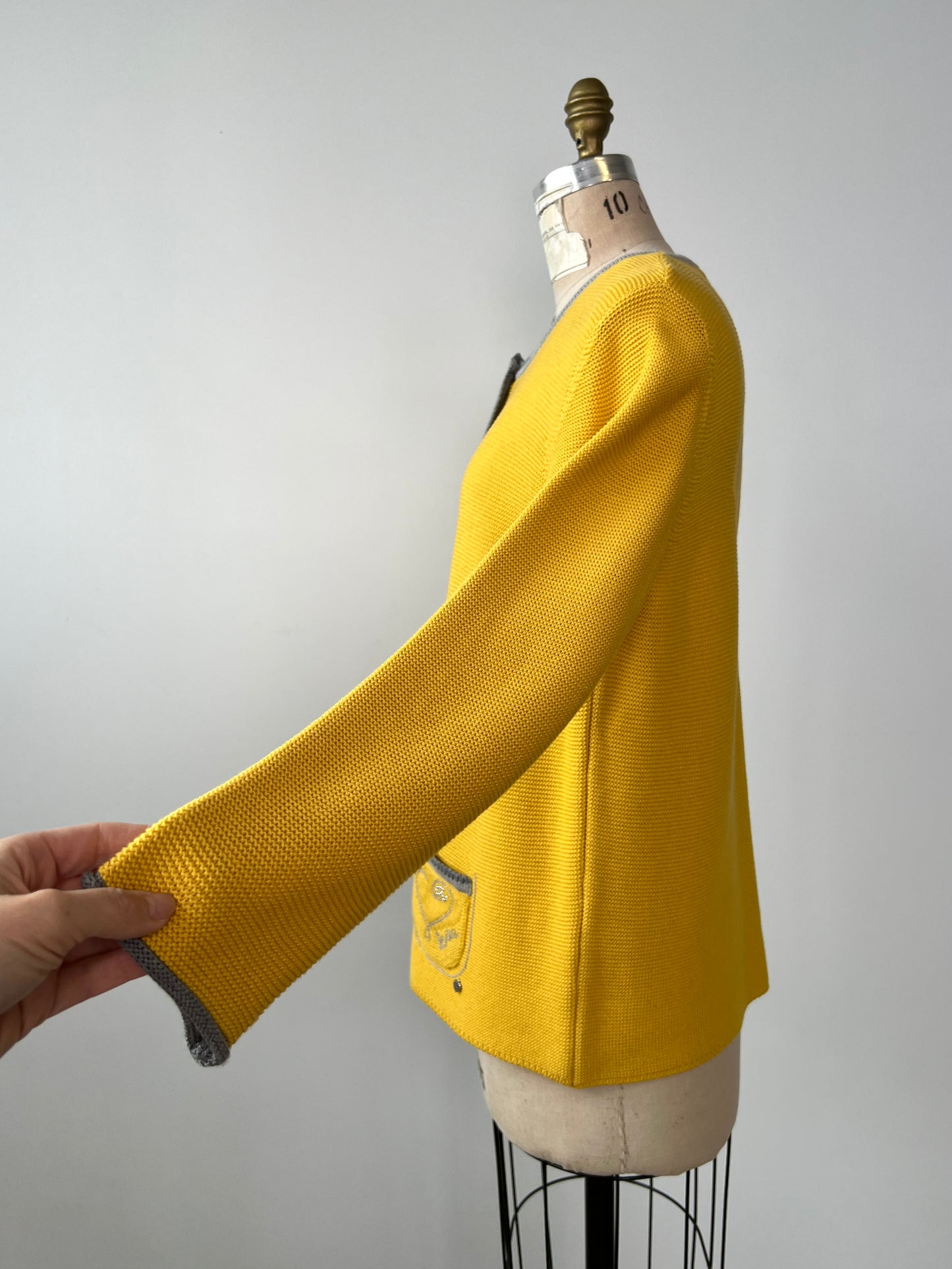 Cardigan en tricot jaune à broderies coeurs lavable (14+16)