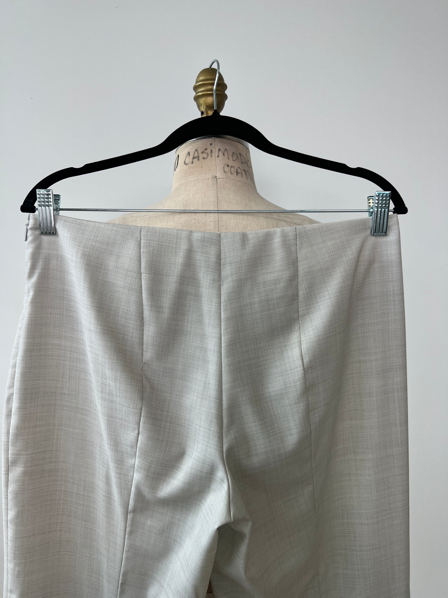 Pantalon tailleur à pinces crème tramé gris (6)