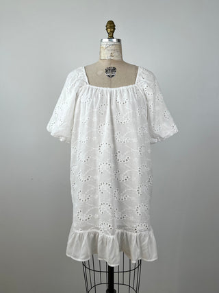 Robe blanche à broderies anglaises et volant (4 à 8)