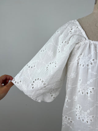 Robe blanche à broderies anglaises et volant (4 à 8)