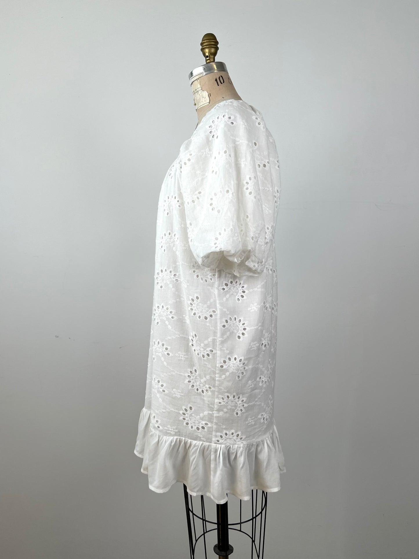 Robe blanche à broderies anglaises et volant (4 à 8)