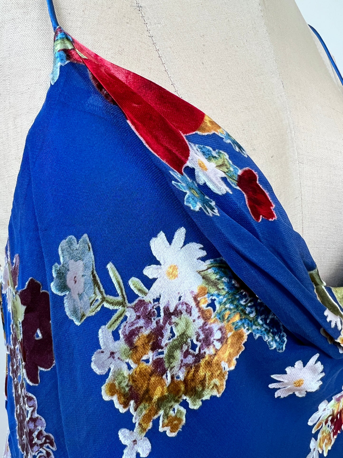 Top bleu en mousseline à flocage floral en satin de soie (L)