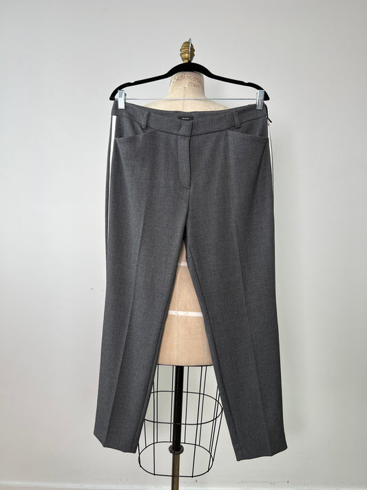 Pantalon tailleur gris à galons blancs lavable (12)