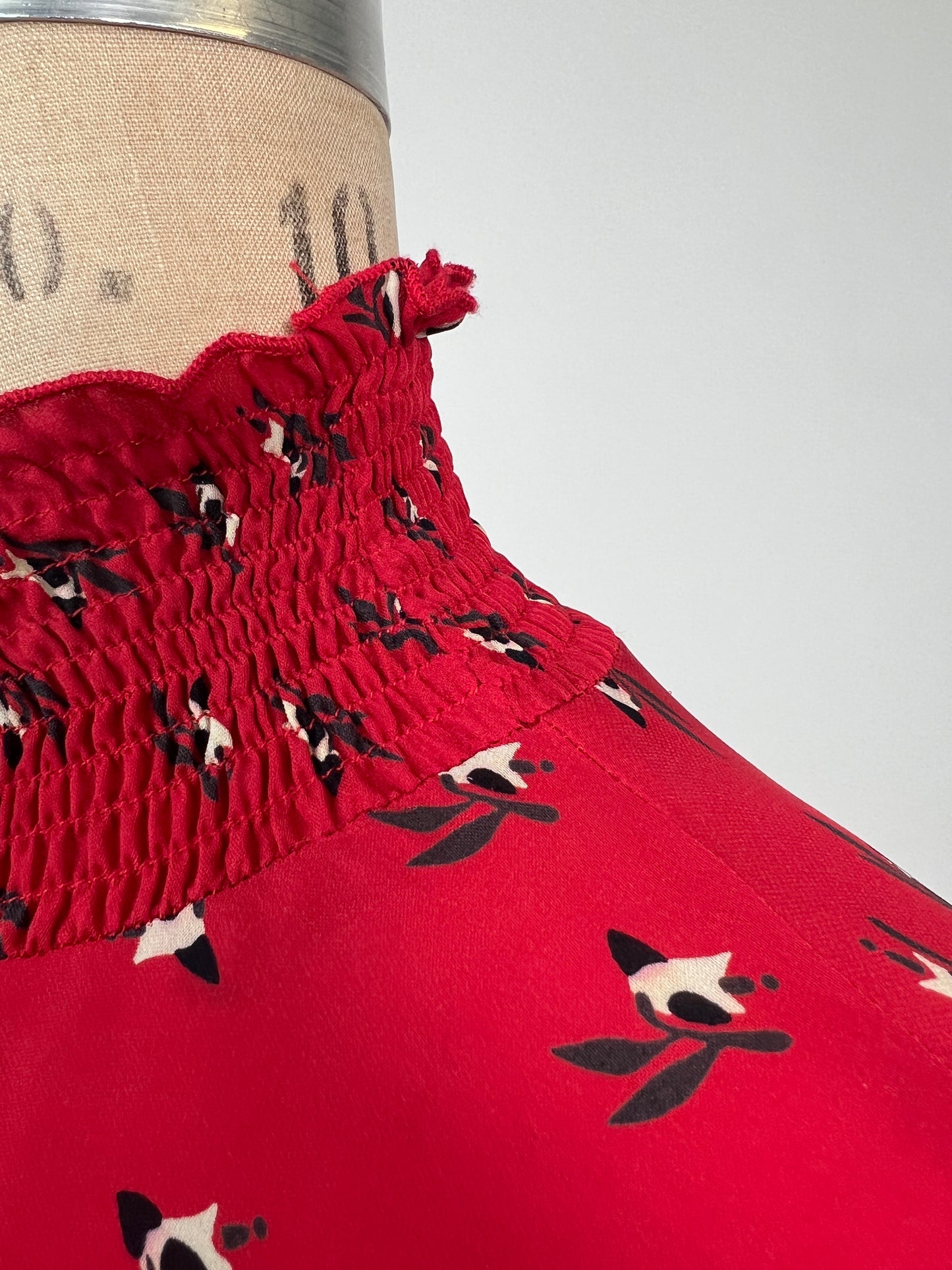 Robe en soie rouge à imprimé fleurs renversées (S)
