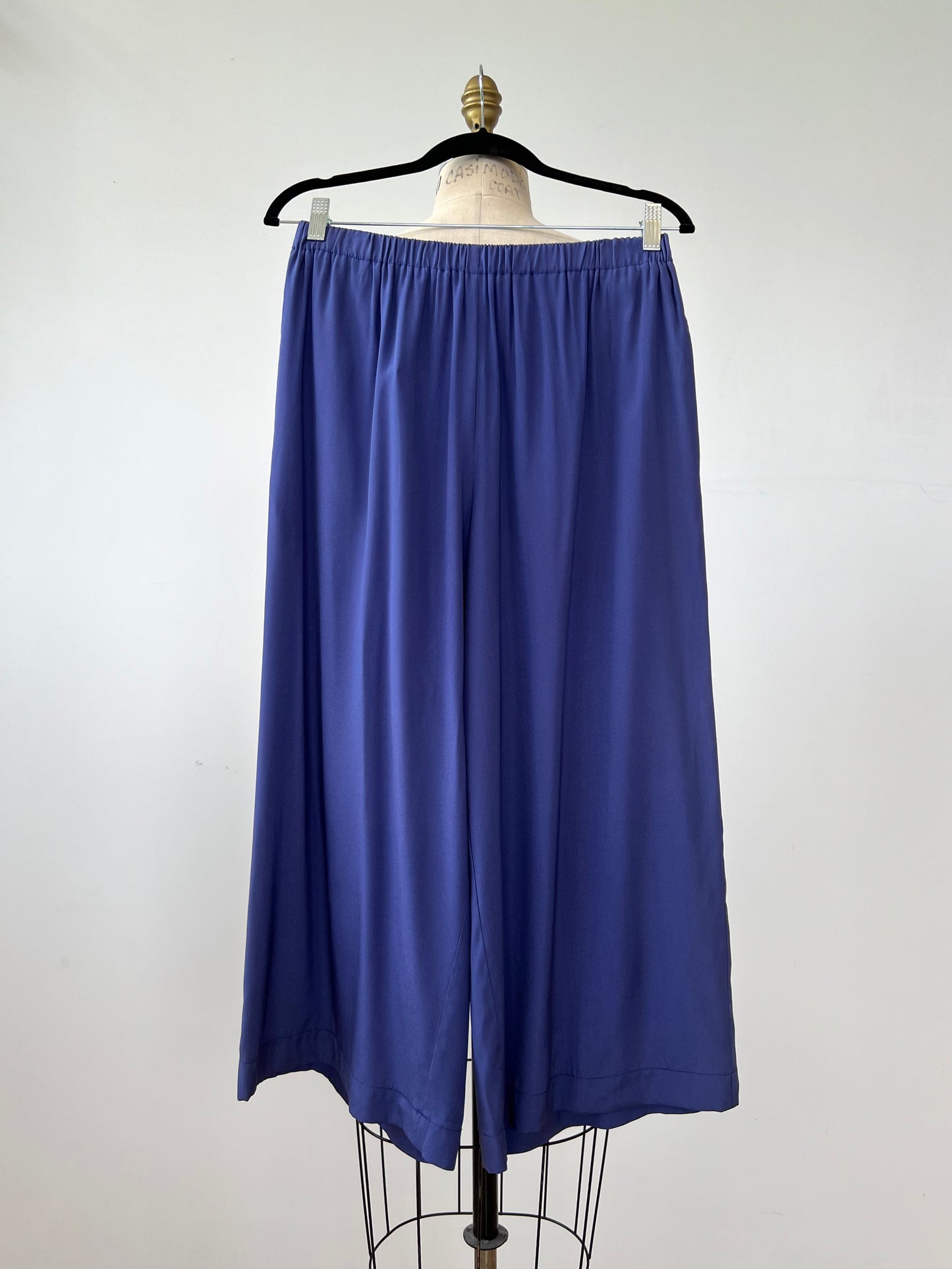 Pantalon fluide en soie bleu royal (8)