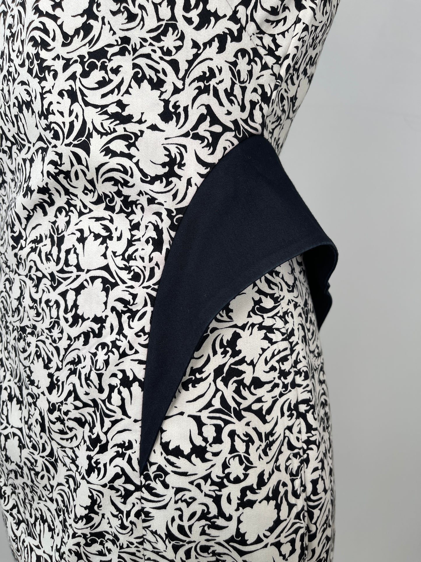 Robe cintrée à imprimé floral noir (6)