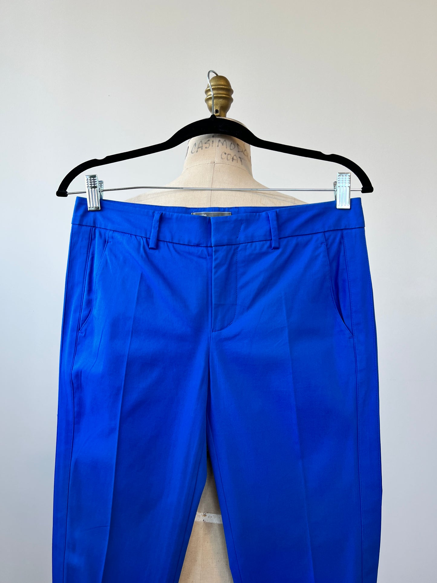 Pantalon bleu cobalt à coupe cigarette (4)