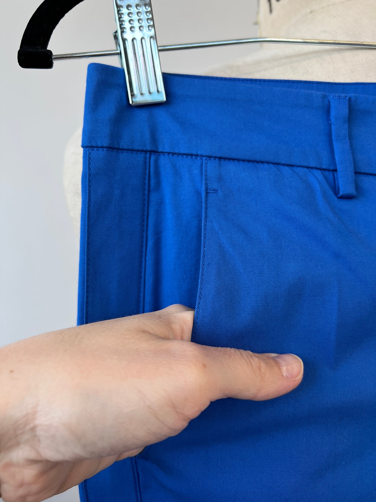 Pantalon bleu cobalt à coupe cigarette (4)