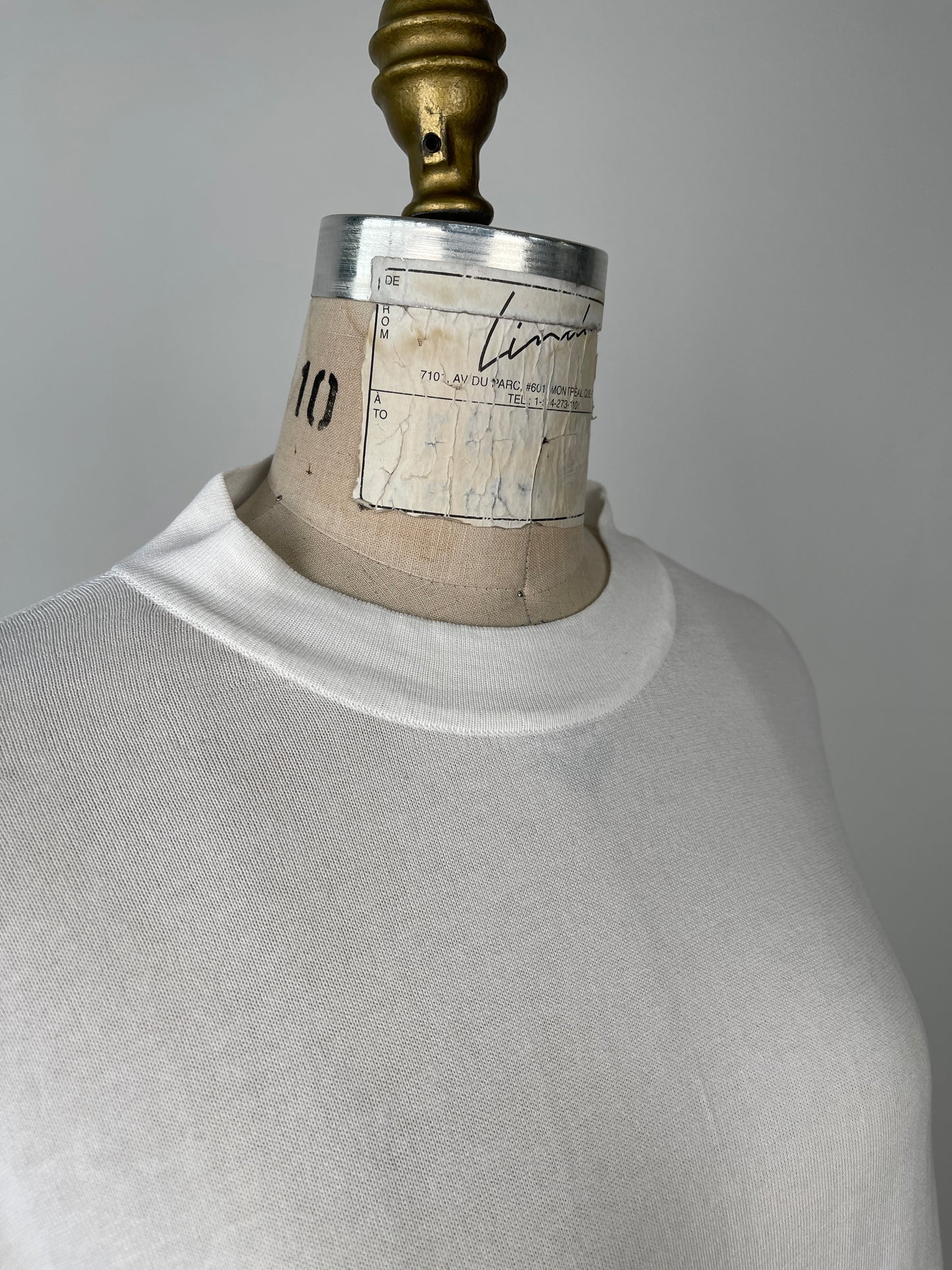 Chandail en tricot blanc à manches décoratives (L/XL)