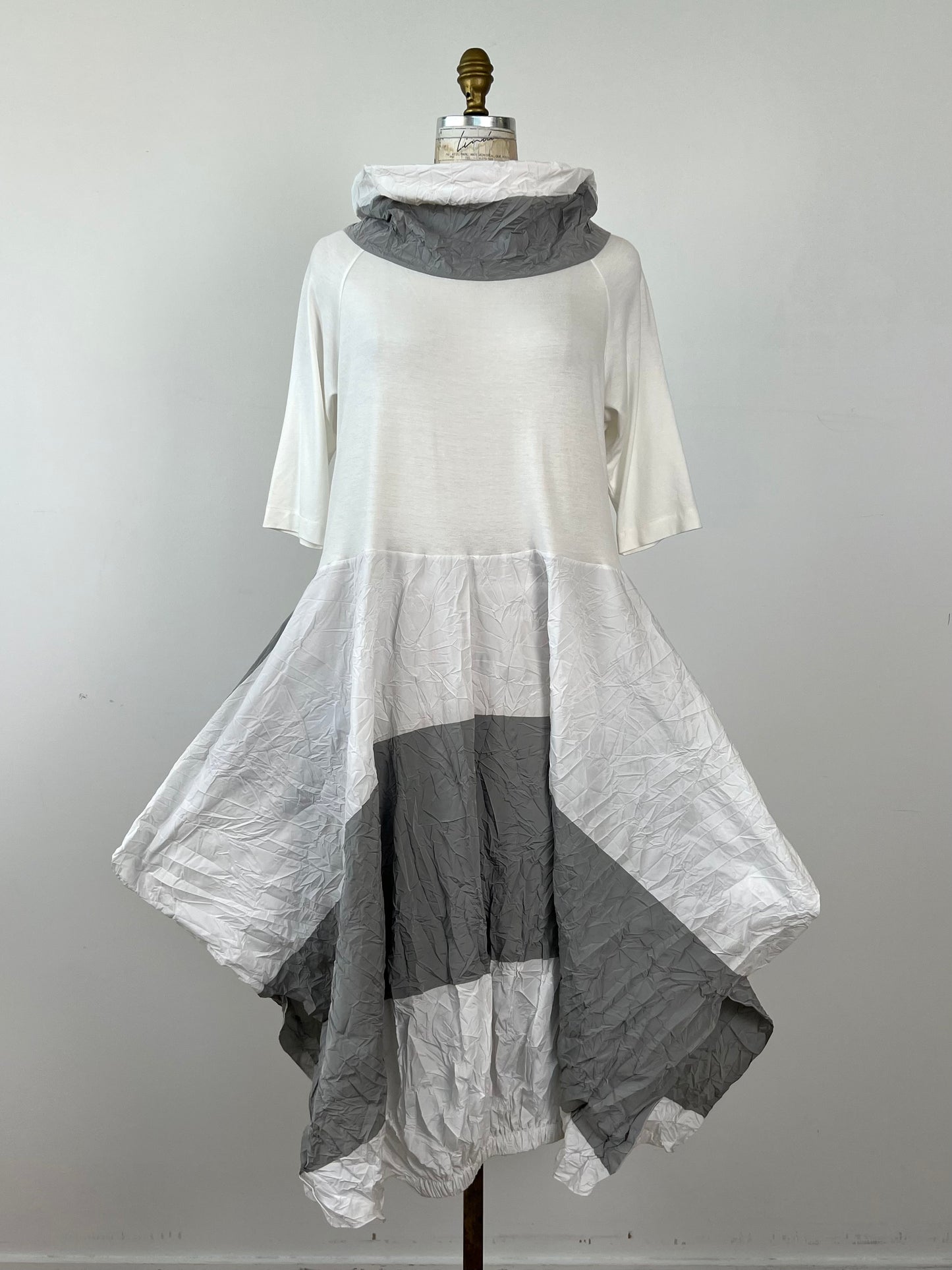 Robe parachute gris et blanc (L)