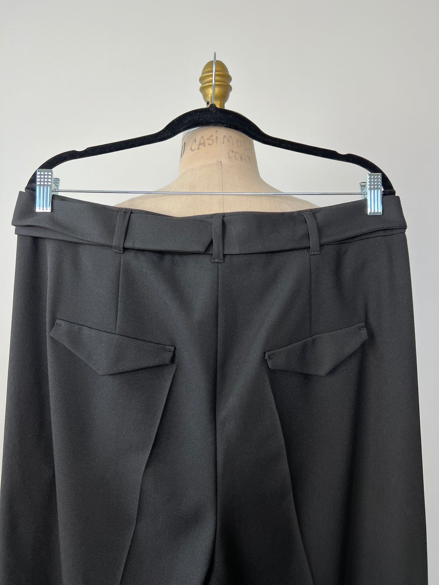 Pantalon tailleur noir à pinces lavable (8 à 14)