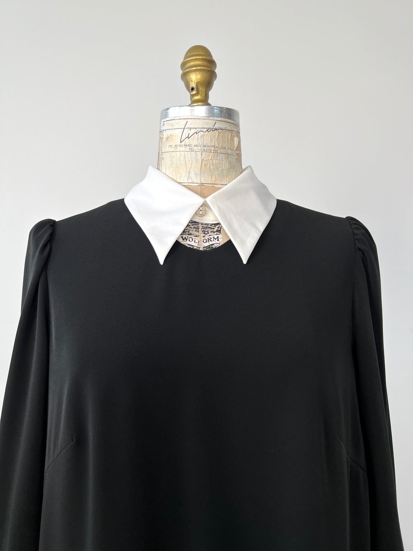 Robe noire à épaules bouffantes à col blanc amovible (10-12)