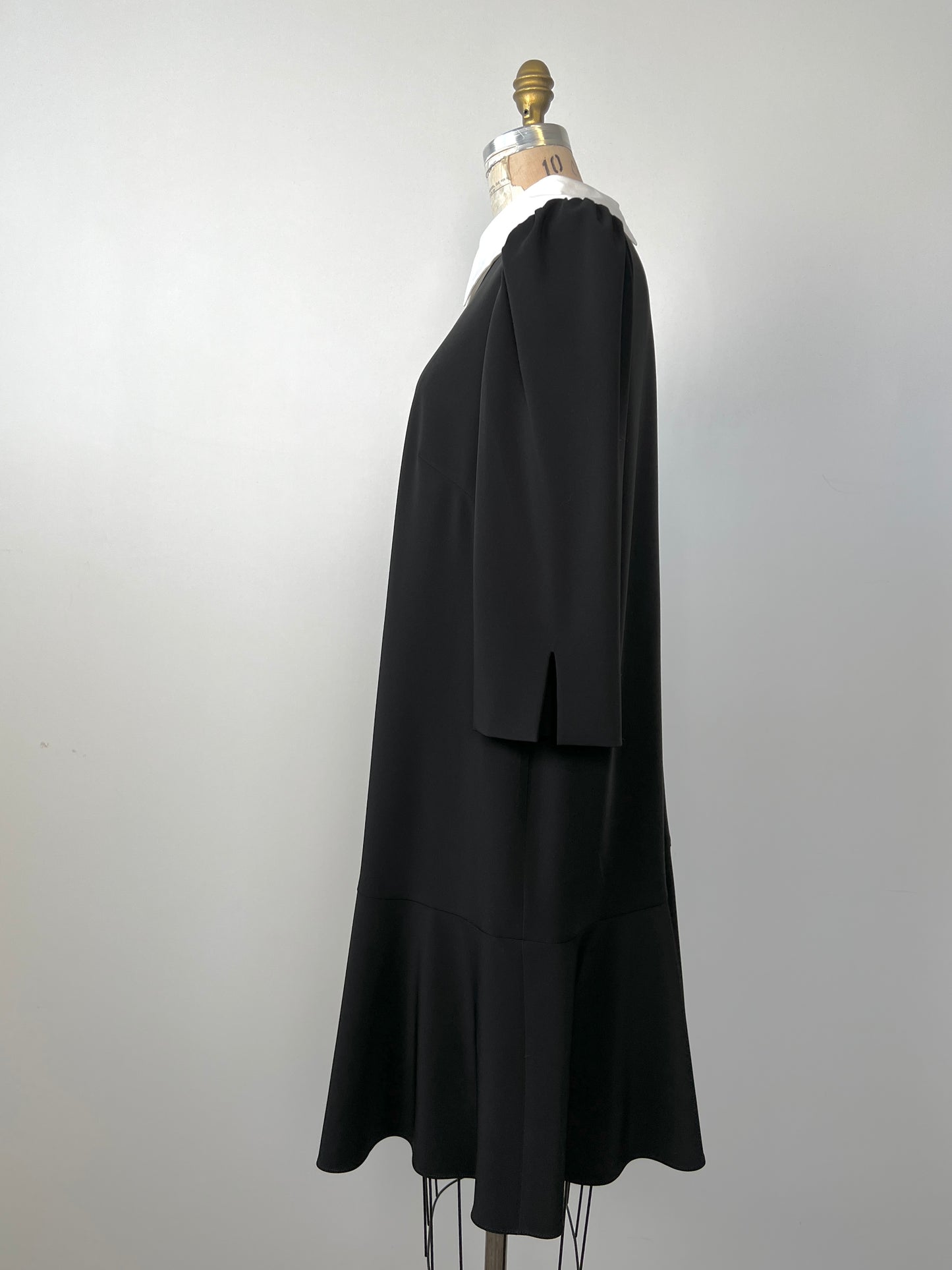 Robe noire à épaules bouffantes à col blanc amovible (10-12)