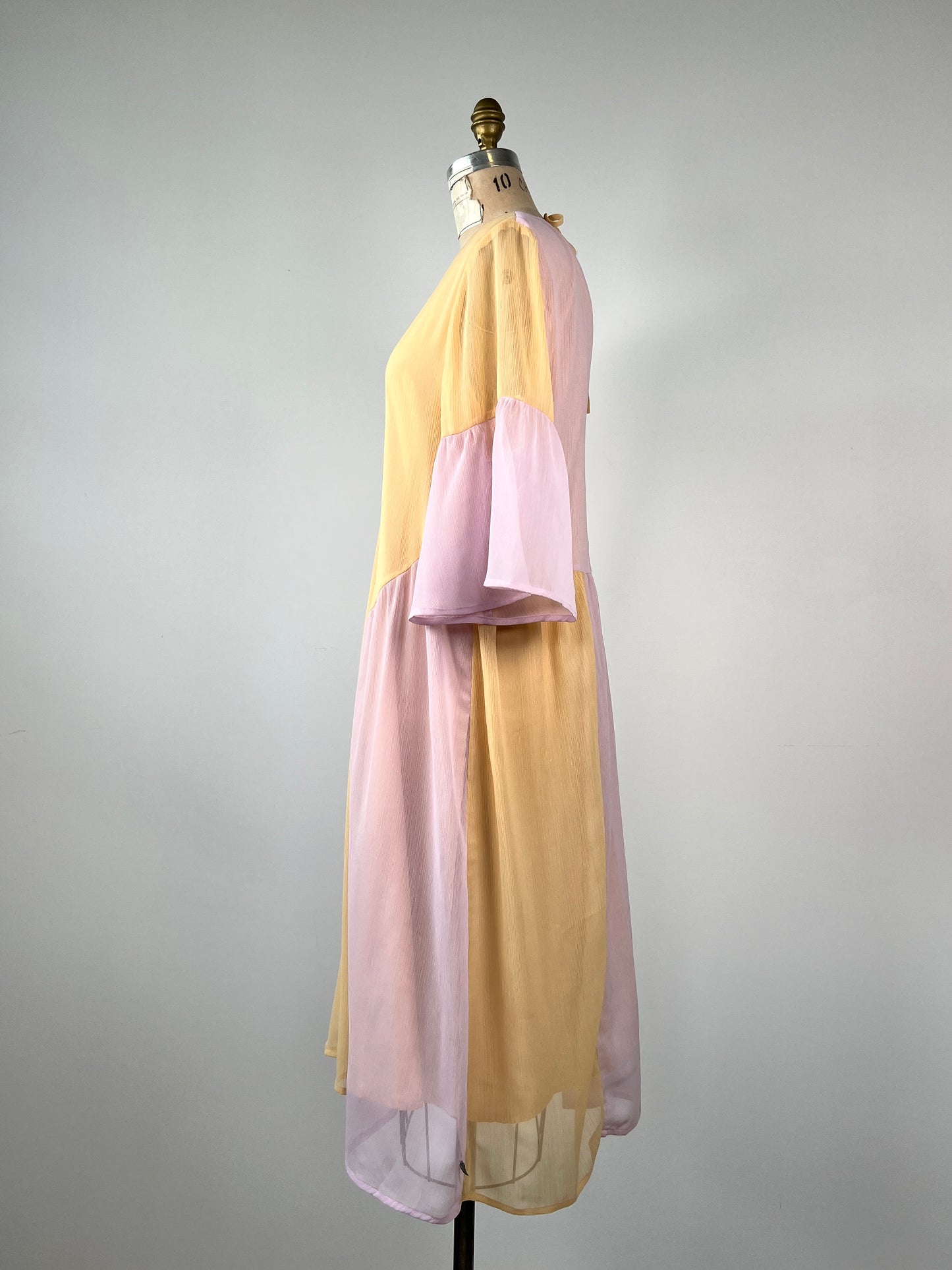 Robe de fée oversized en crêpe pêche et lilas (6)