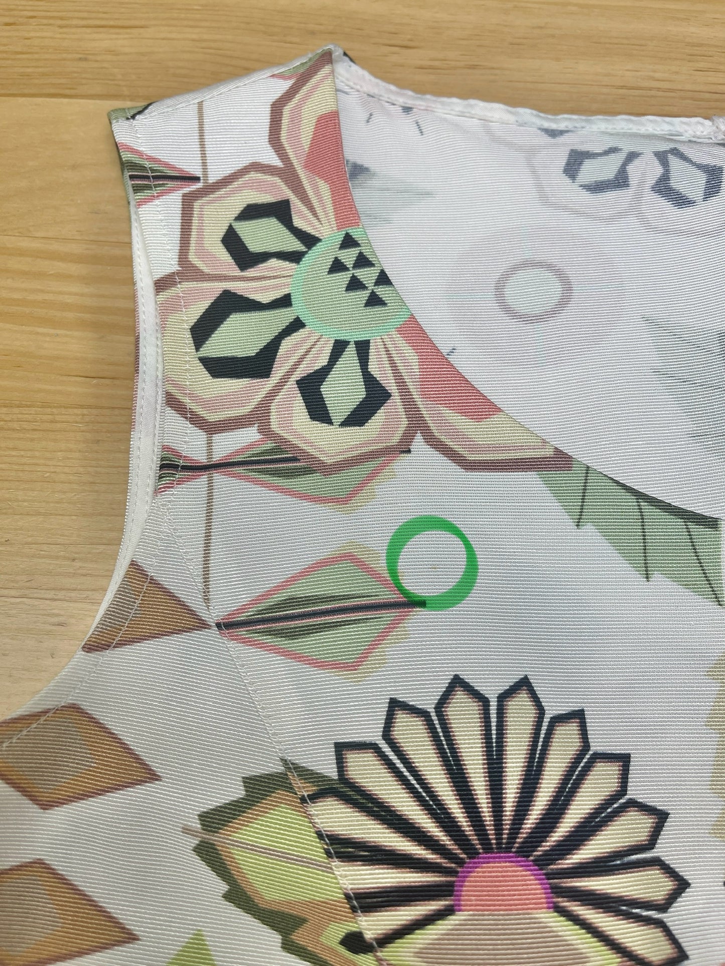 Robe cintrée à imprimé floral géométrique (4)