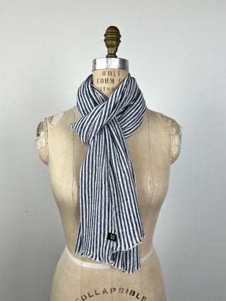 Foulard blanc à rayures bleues