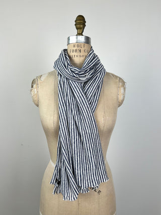 Foulard blanc à rayures bleues