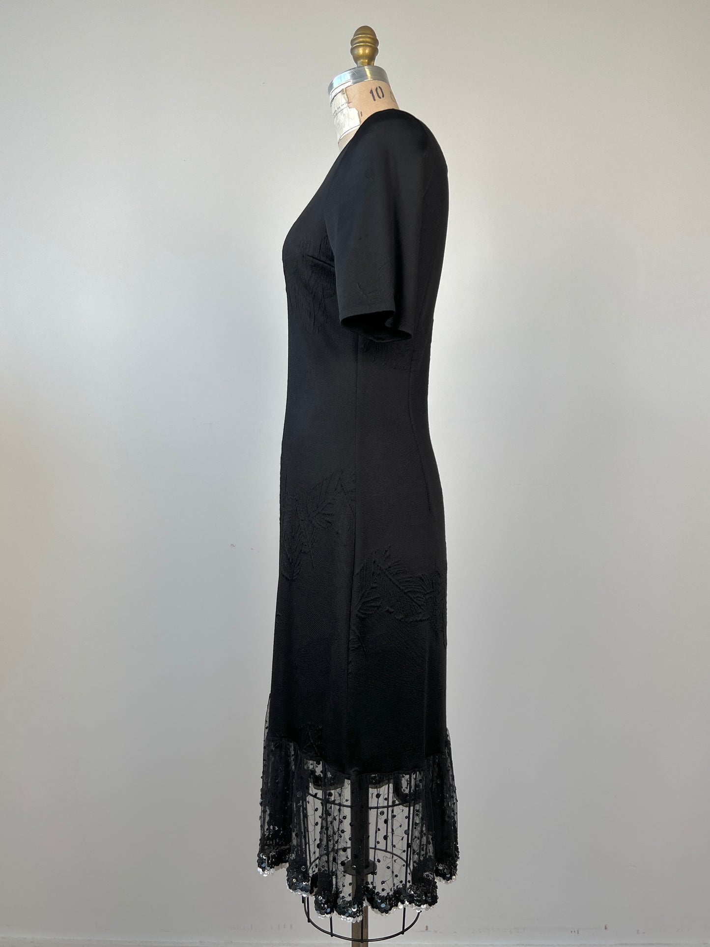 Robe noire  à texture feuillage et volant à paillettes (S et M)