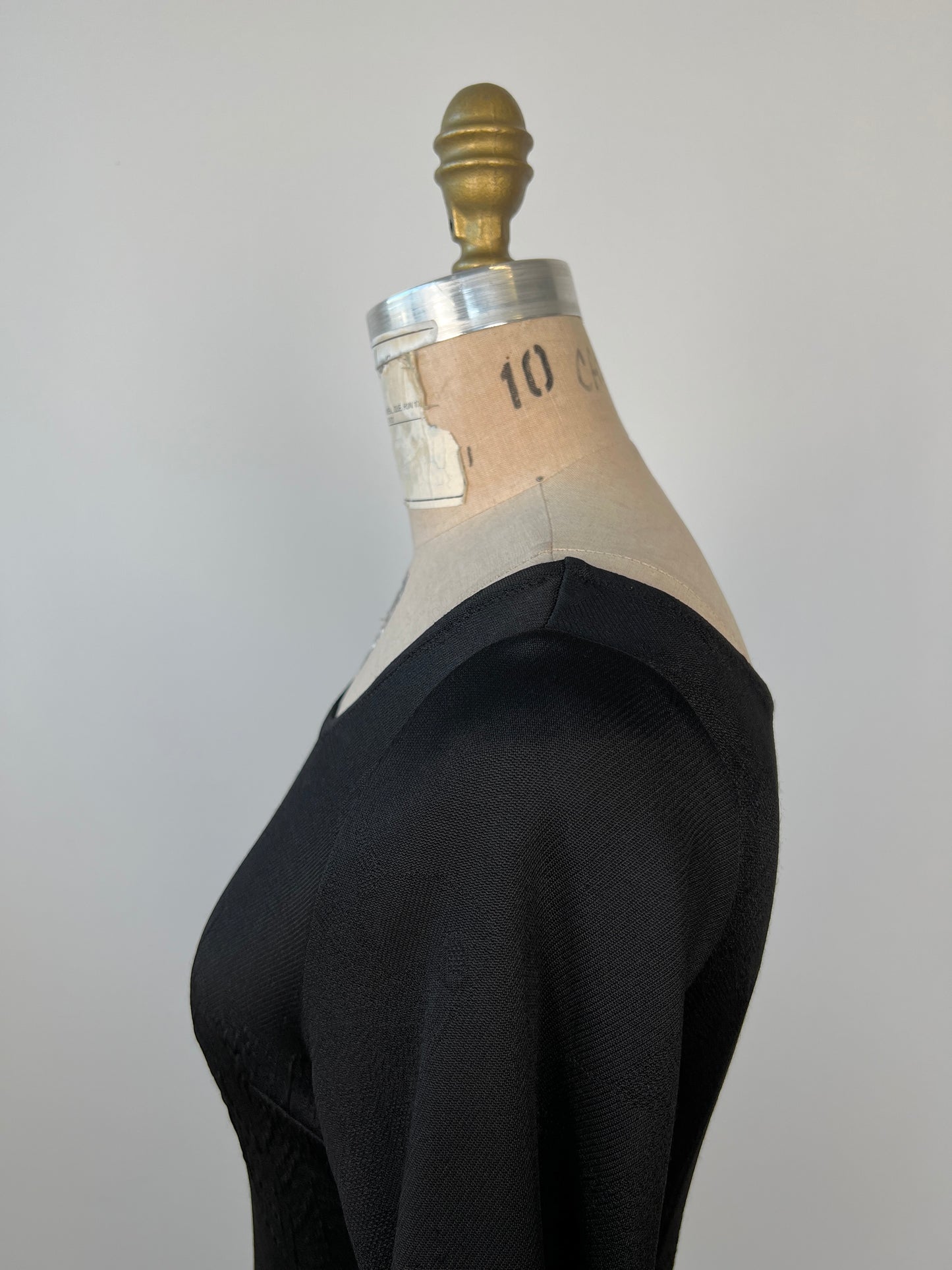Robe noire  à texture feuillage et volant à paillettes (S et M)