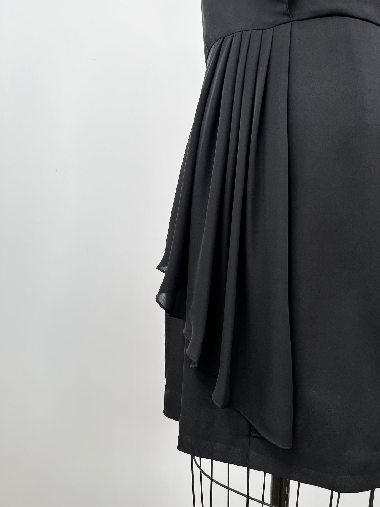 Robe noire cintrée à drapés plissés en pure soie (6)