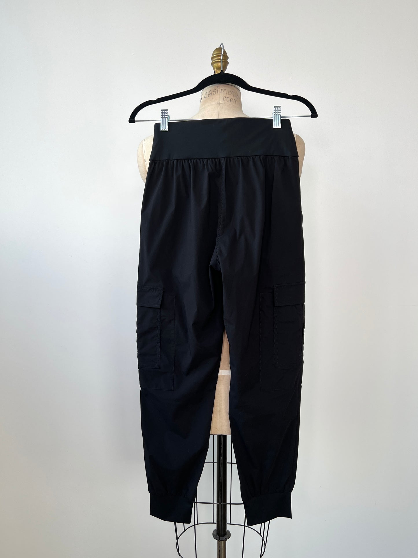 Pantalon jogger cargo noir en microfibre (XS et S)