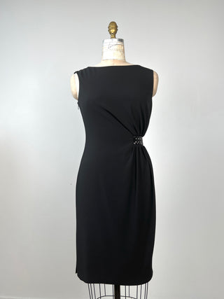 Robe cocktail noire luxueuse à détail ton sur ton (6)