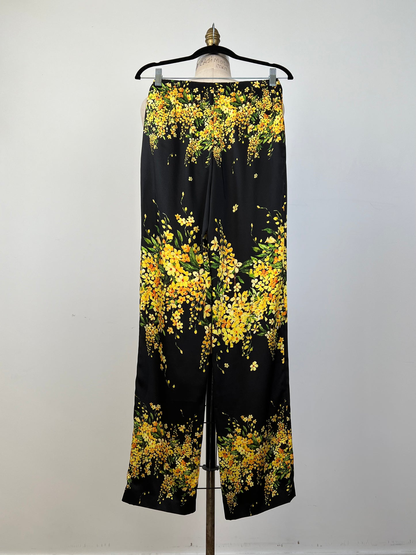 Pantalon en satin noir à imprimé mimosa (4)