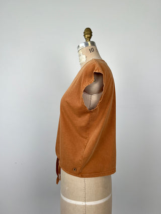 Vintage effect caramel top with knotted hem (S)