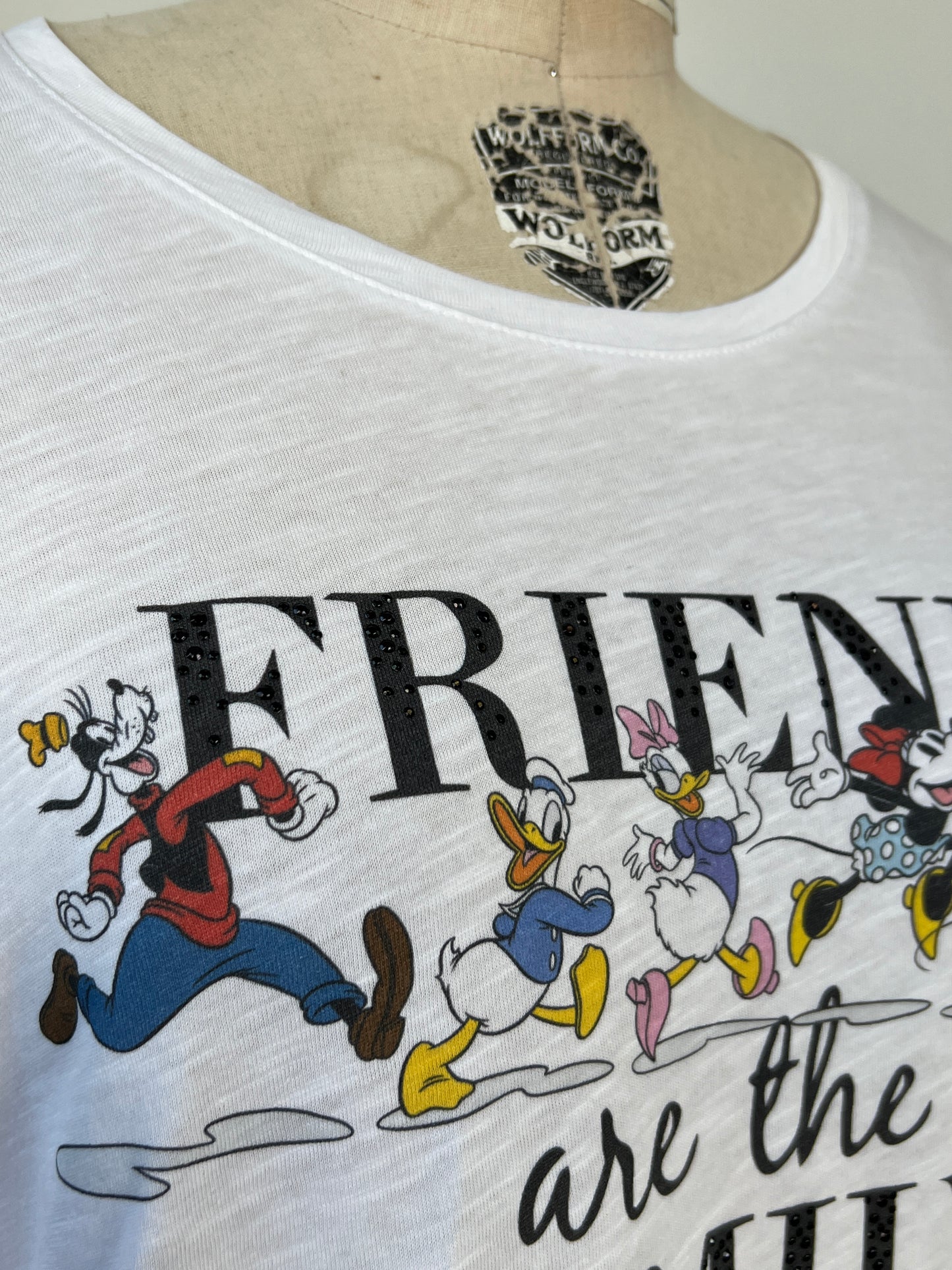 T-shirt Blanc imprimé " Friends are the Family we choose" (6)