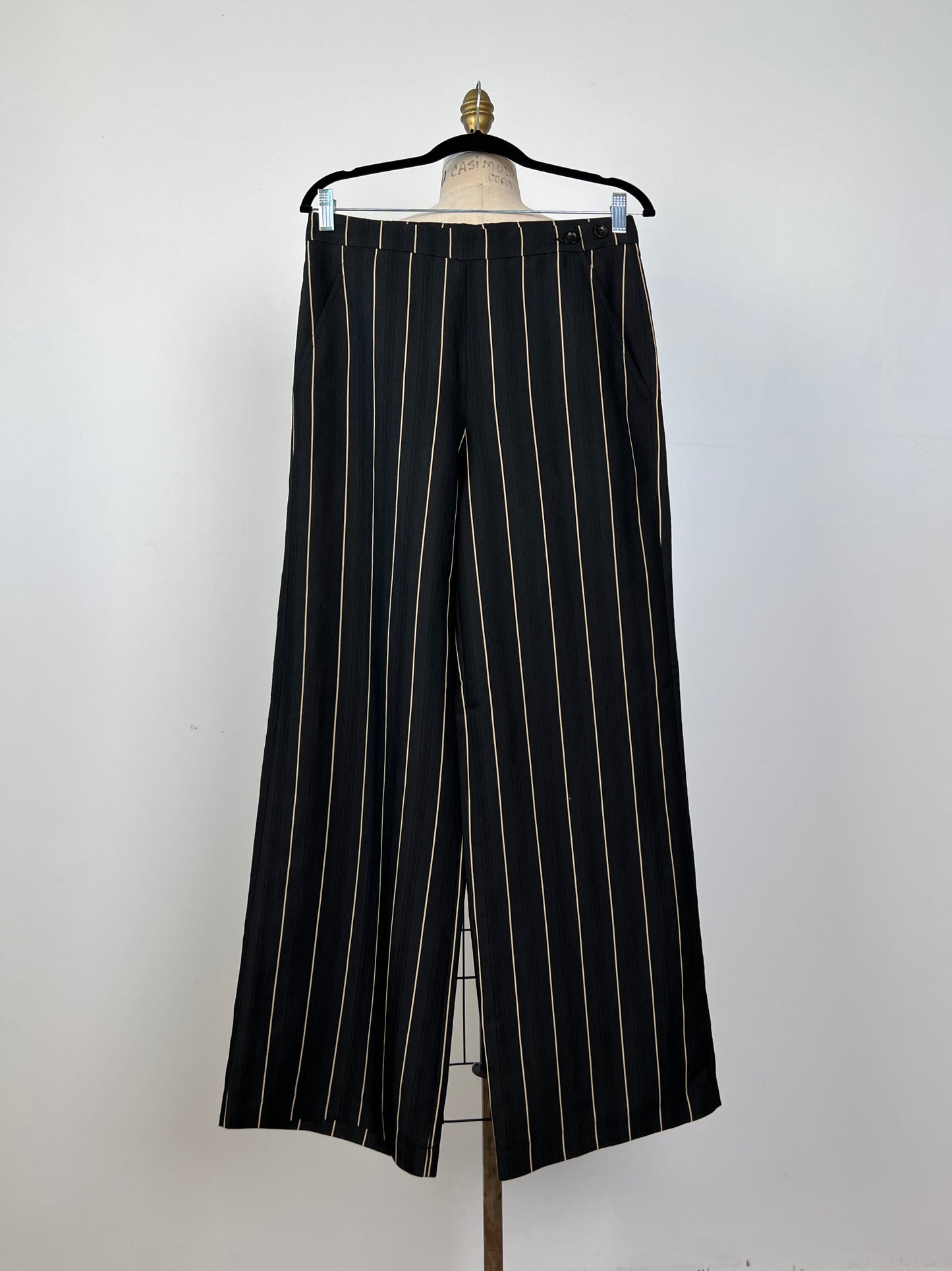 Pantalon tailleur noir à rayures amande (4 à 10)