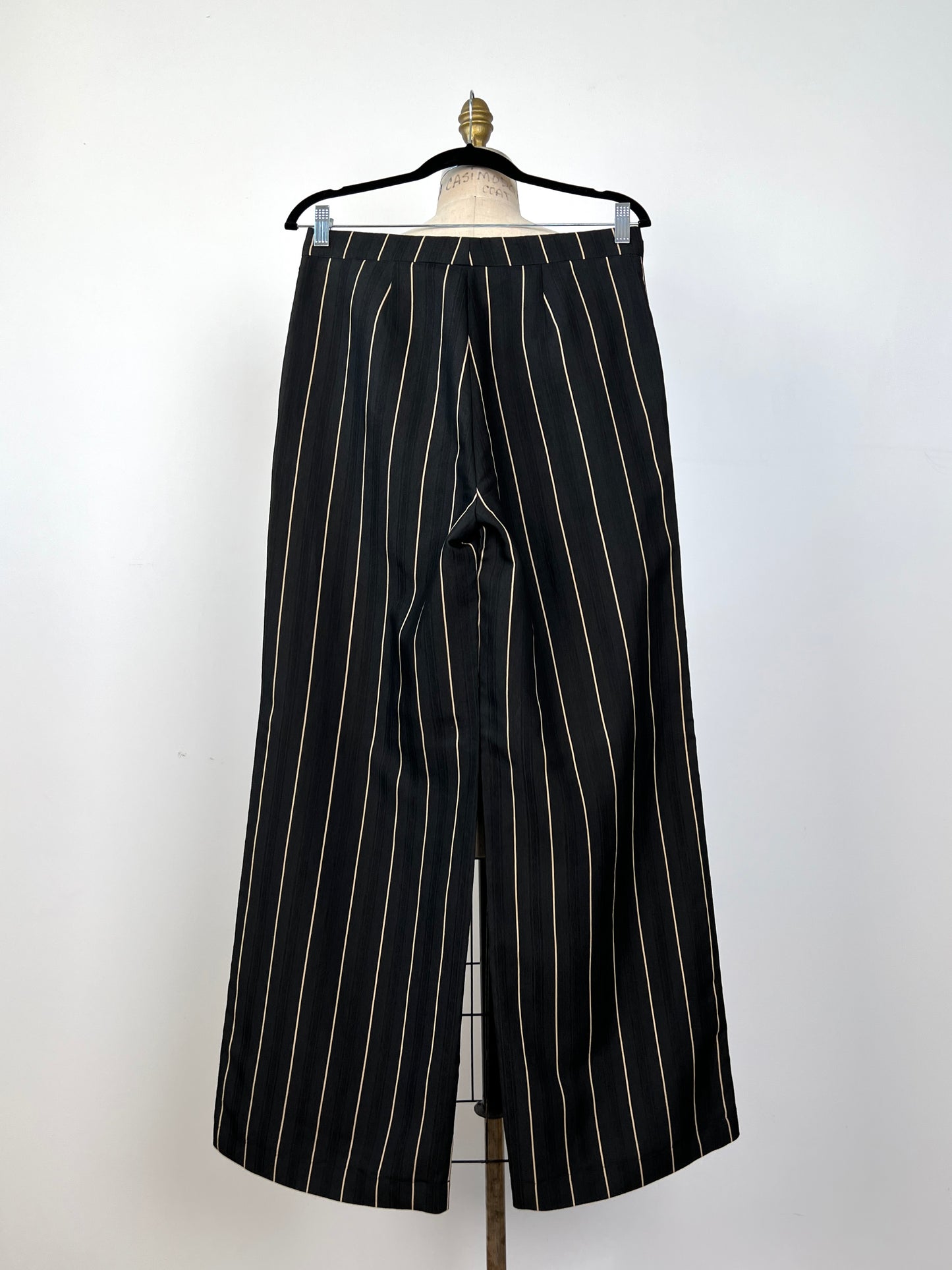 Pantalon tailleur noir à rayures amande (4 à 10)
