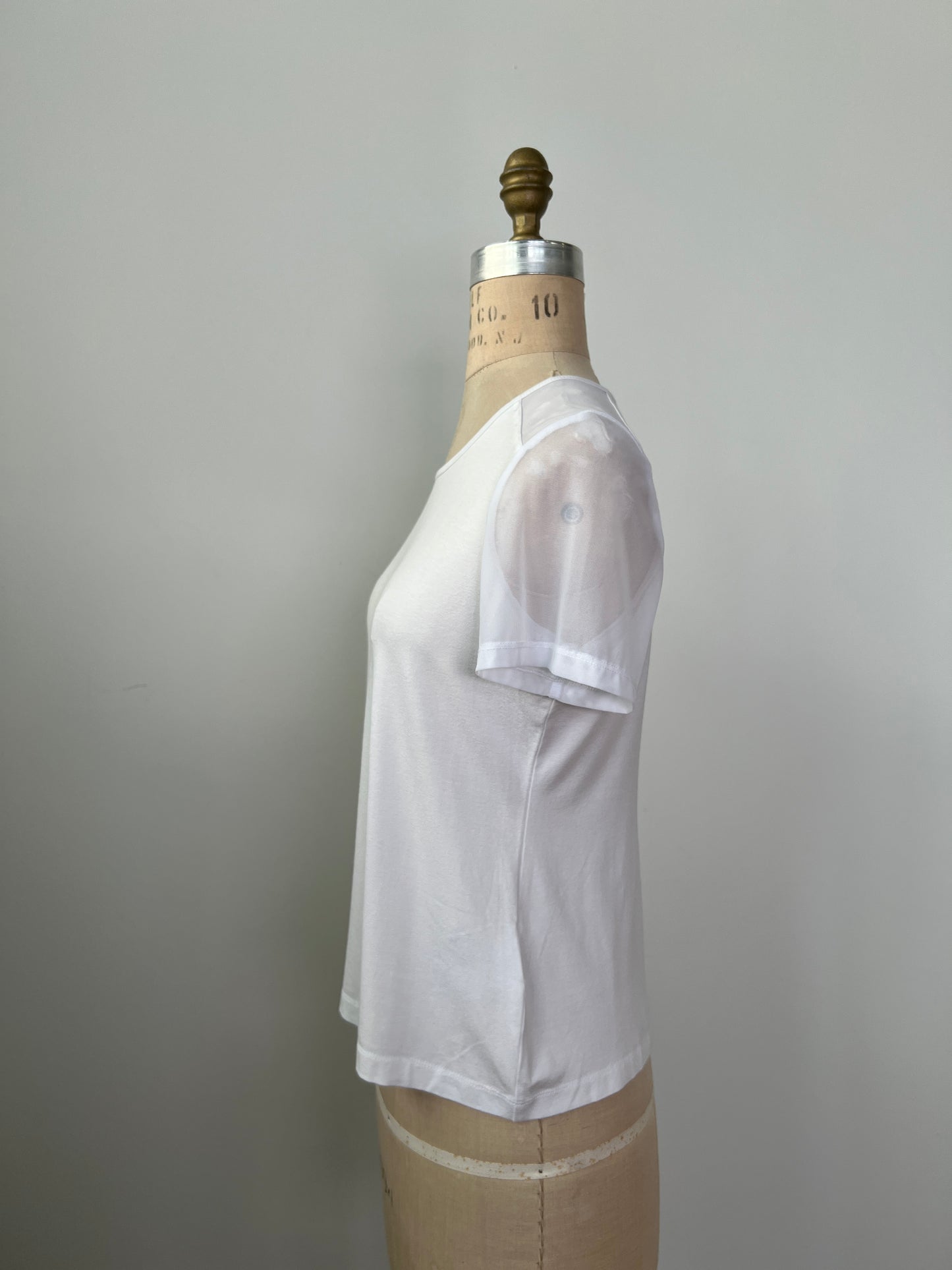 T-shirt blanc à épaules et manches diaphanes (M)