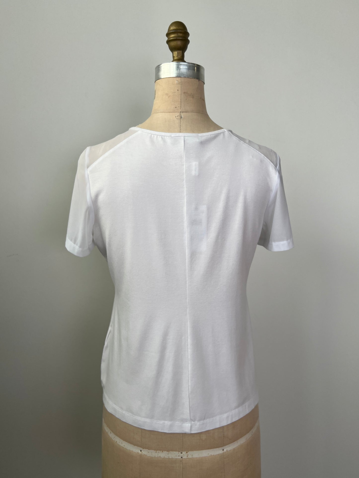 T-shirt blanc à épaules et manches diaphanes (M)