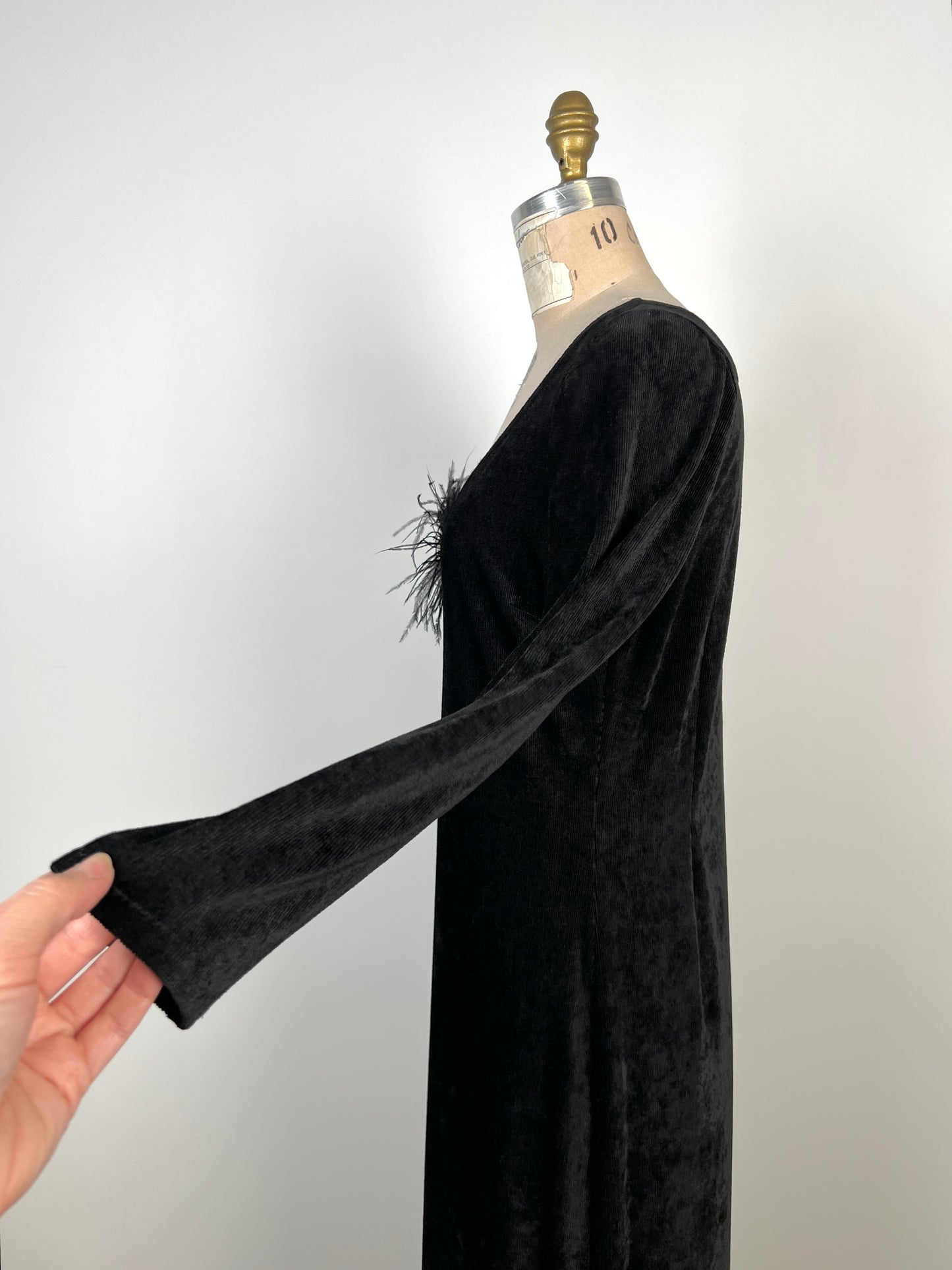 Robe noire en velours à décolleté bijoux (S+L)