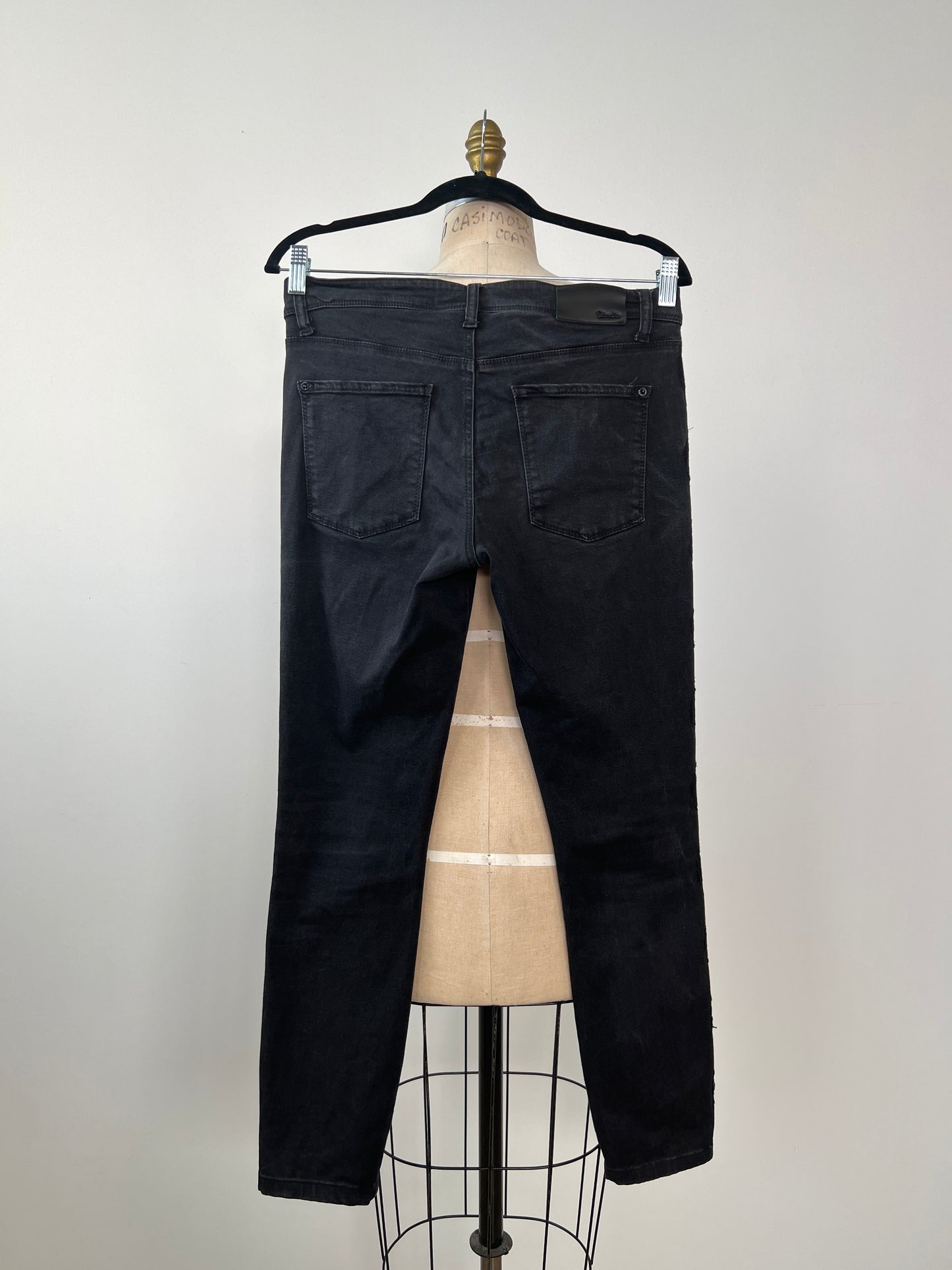 Pantalon skinny en denim  noir usé à galons de dentelle (6)