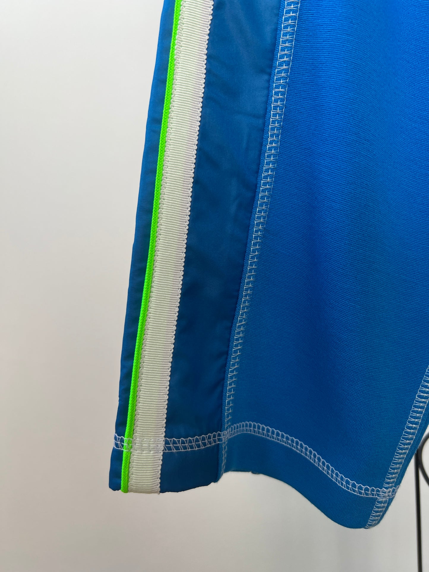 Pantalon jogger bleu vif à galons vert néon et blanc (6 et 8)