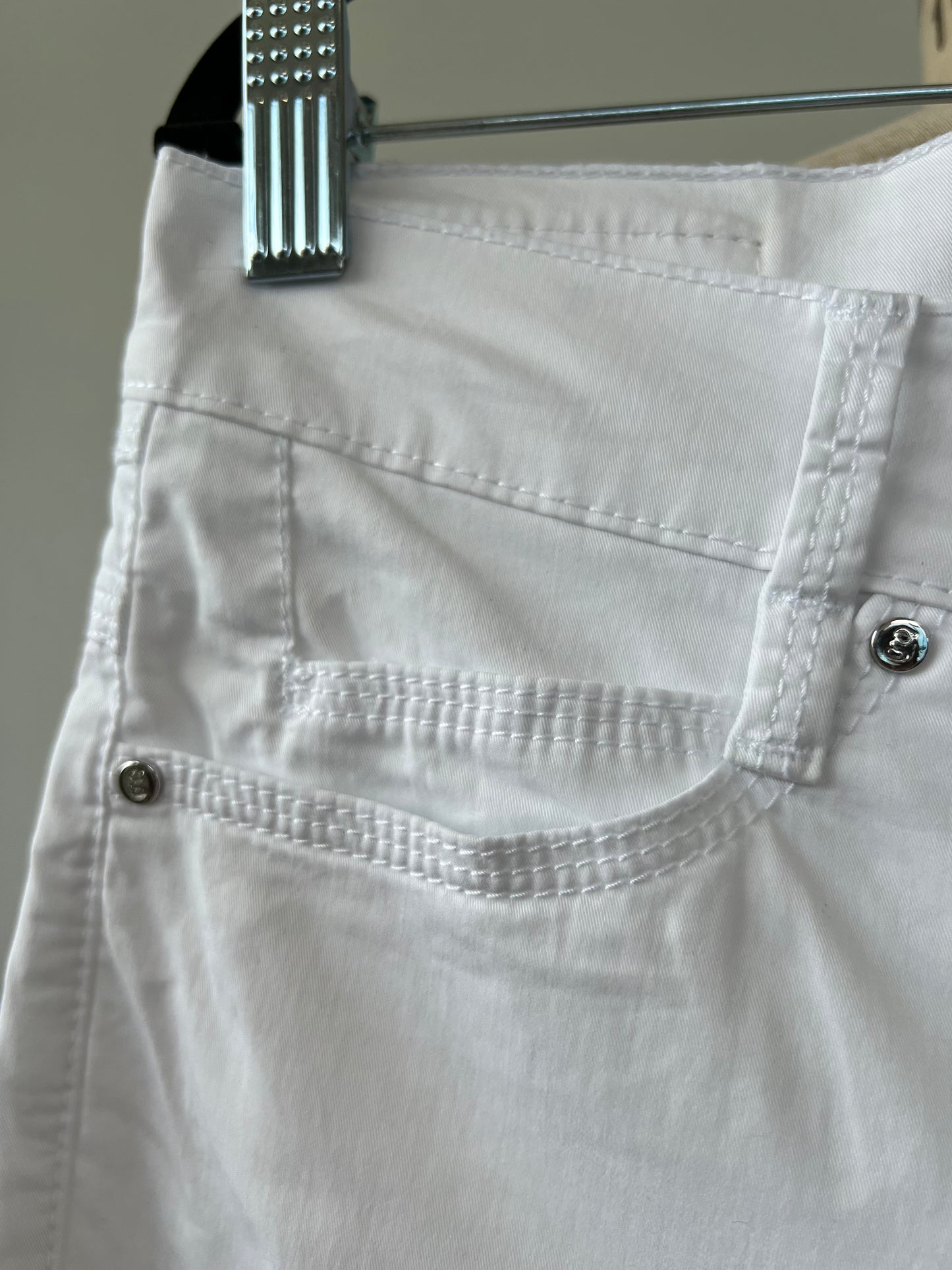Pantacourt blanc en coton stretch (8)