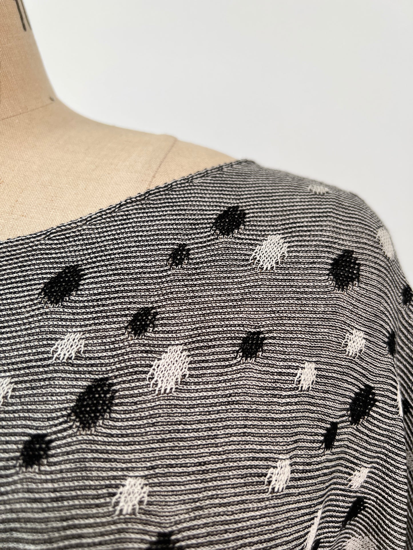 Chandail en tricot à pois et rayures noir et blanc (TU)